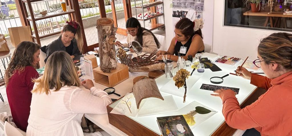 Especialistas en sesión de aprendizaje de un curso en Dinámica